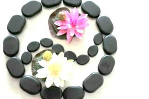 Massage aux pierres chaudes au Cosy Lodge