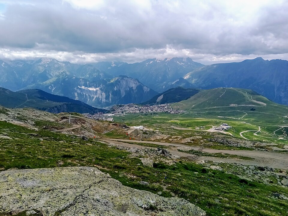 La station en été, alpages verts et sentiers vus depuis le lac Blanc, juillet 2024 (4192x3144 ; vignette 960px : https://upload.wikimedia.org/wikipedia/commons/