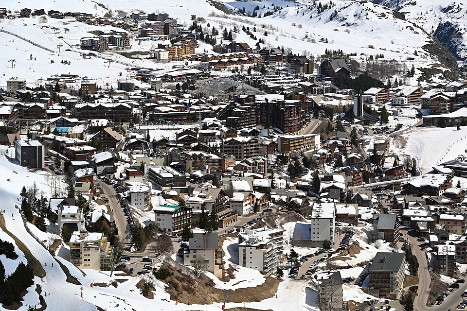 Le centre de l'Alpe d'Huez sous la neige, vu des Côtes Souveraines (avril 2026)