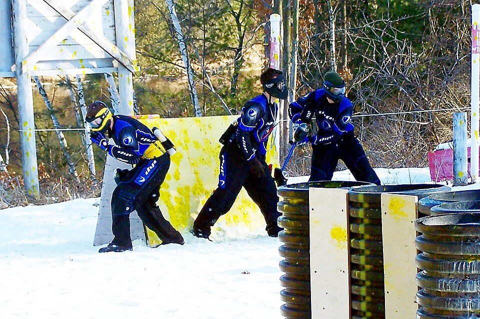 Paintball dans la neige, trois joueurs en action (photo d'illustration, 1473x981, neige confirmée visuellement)