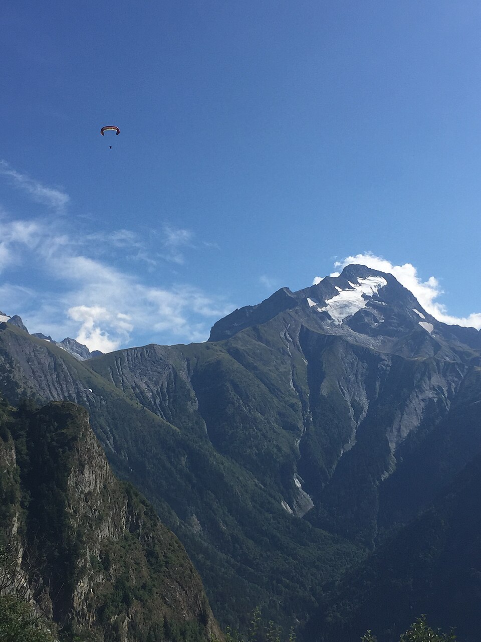 Parapente en vol devant la Muzelle (Oisans), août 2015. Photo d'illustration, pilote non identifié (pas forcément AkèneFly). Format portrait 2448x3264, licence 