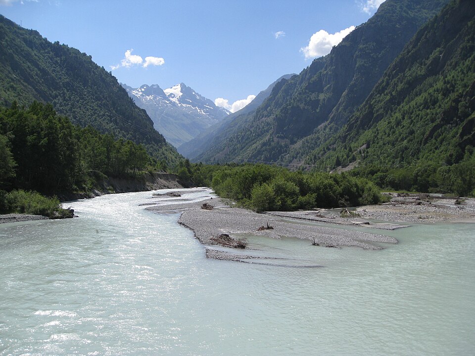 Le Vénéon près de Venosc en été (2 juillet 2009) : rivière laiteuse turquoise, bancs de galets, sommets enneigés au fond. 2048x1536 px, paysage. Vérifié visuell