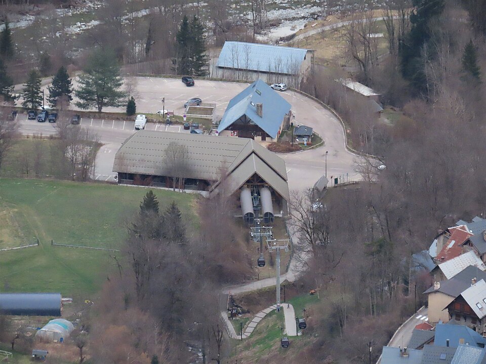 Les cabines qui redescendent vers Vénosc, vues depuis l'Alpe de Venosc (21 mars 2025, 5184x3888)