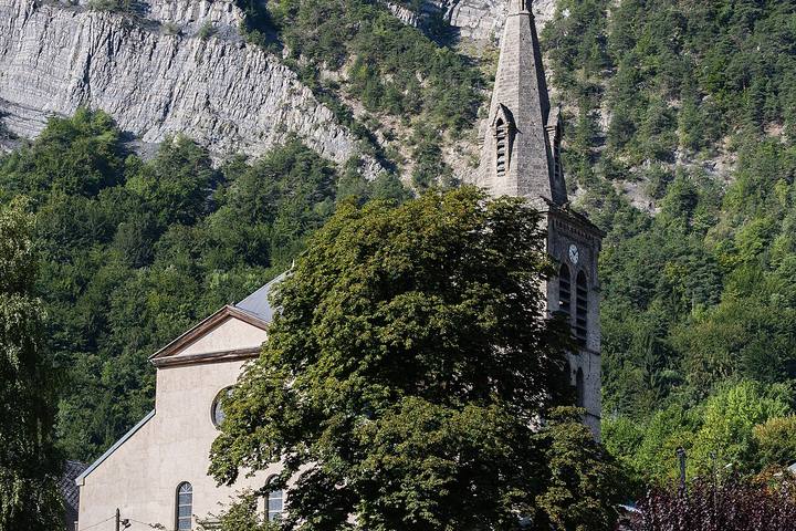 L'église Saint-Laurent du Bourg-d'Oisans, dont les combles abritent le musée (vignette 1280 px, 1 Mo, HTTP 200 vérifié ; original 3840x4447 px). Licence CC BY-S
