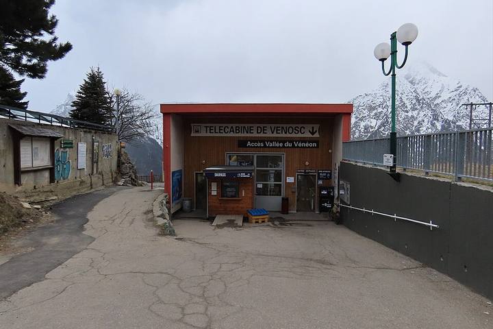 La télécabine de Venosc à l'arrivée à l'Alpe de Venosc, Les Deux Alpes (21 mars 2025, 5184x3888)
