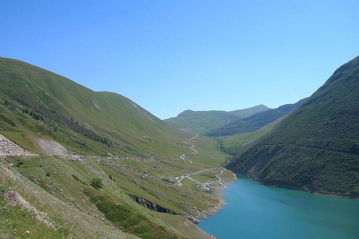 La route des cols longe le haut du lac de Grand'Maison puis serpente dans la combe d'Olle vers le Glandon et la Croix de Fer