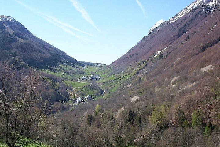 La vallée de la Lignarre au printemps, ses hameaux et la route qui monte vers le col d'Ornon