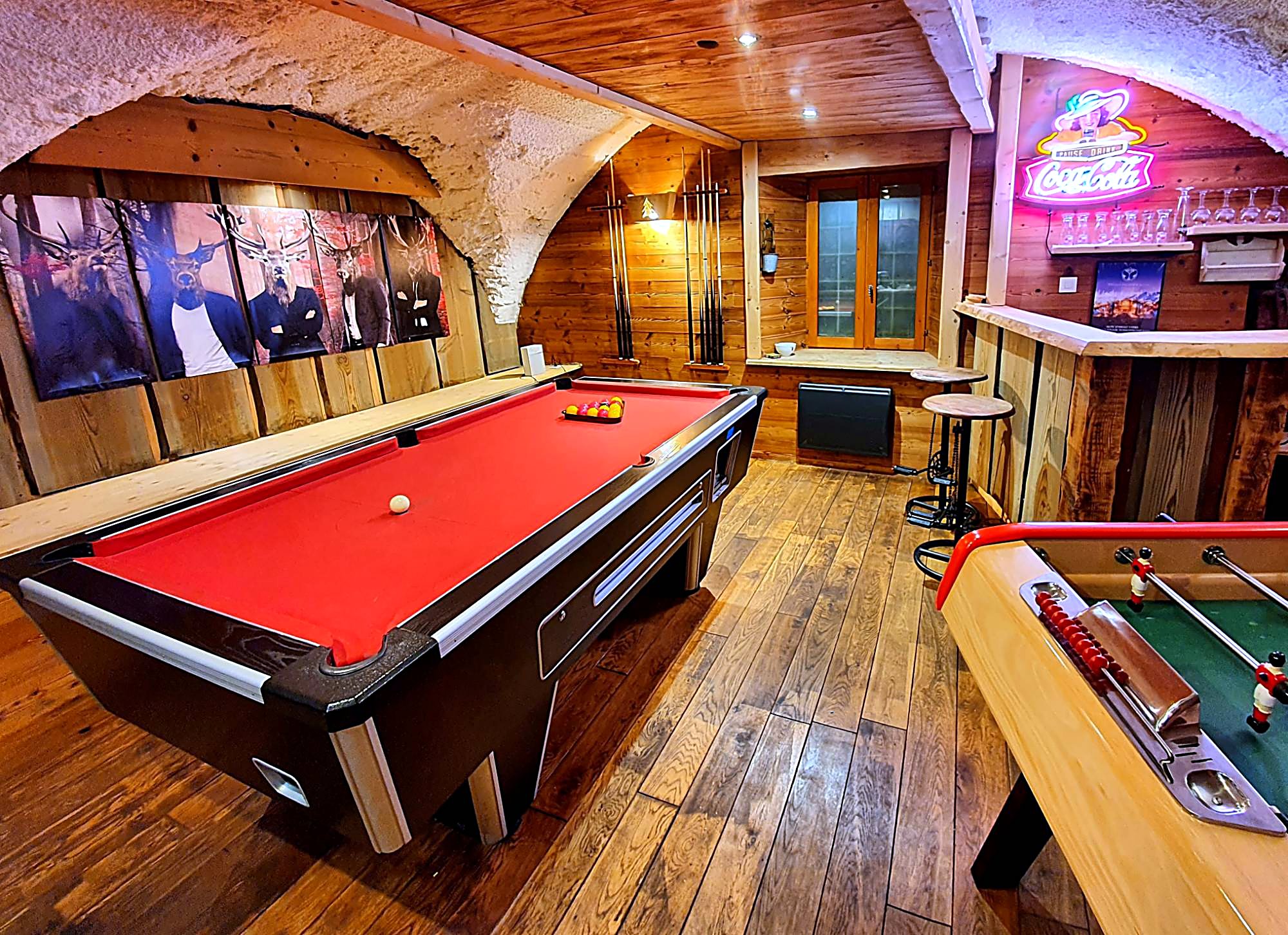 Salle de jeux du Cosy Lodge : billard américain, bar, babyfoot et arcade
