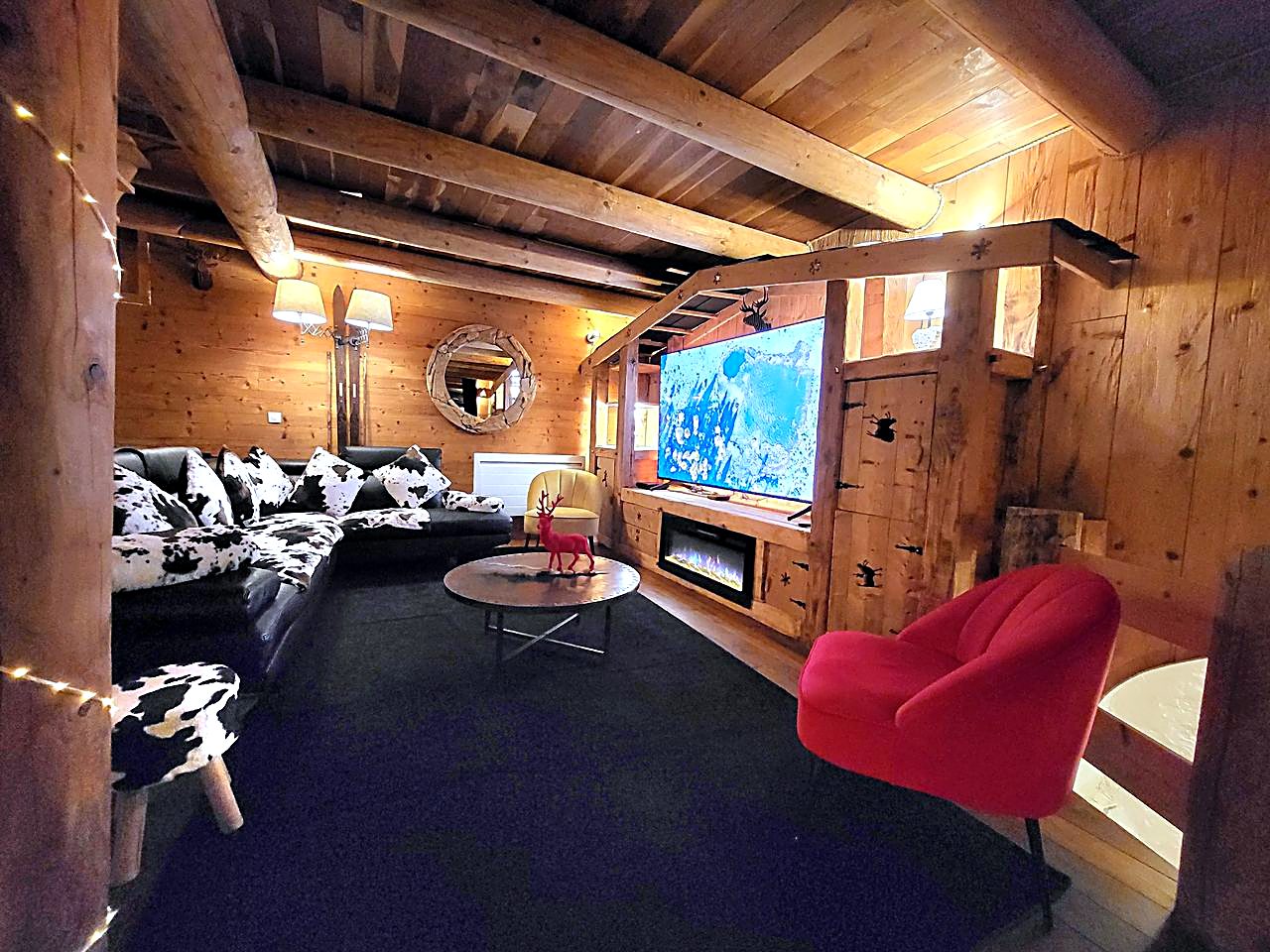 Salon TV du Cosy Lodge sous les poutres