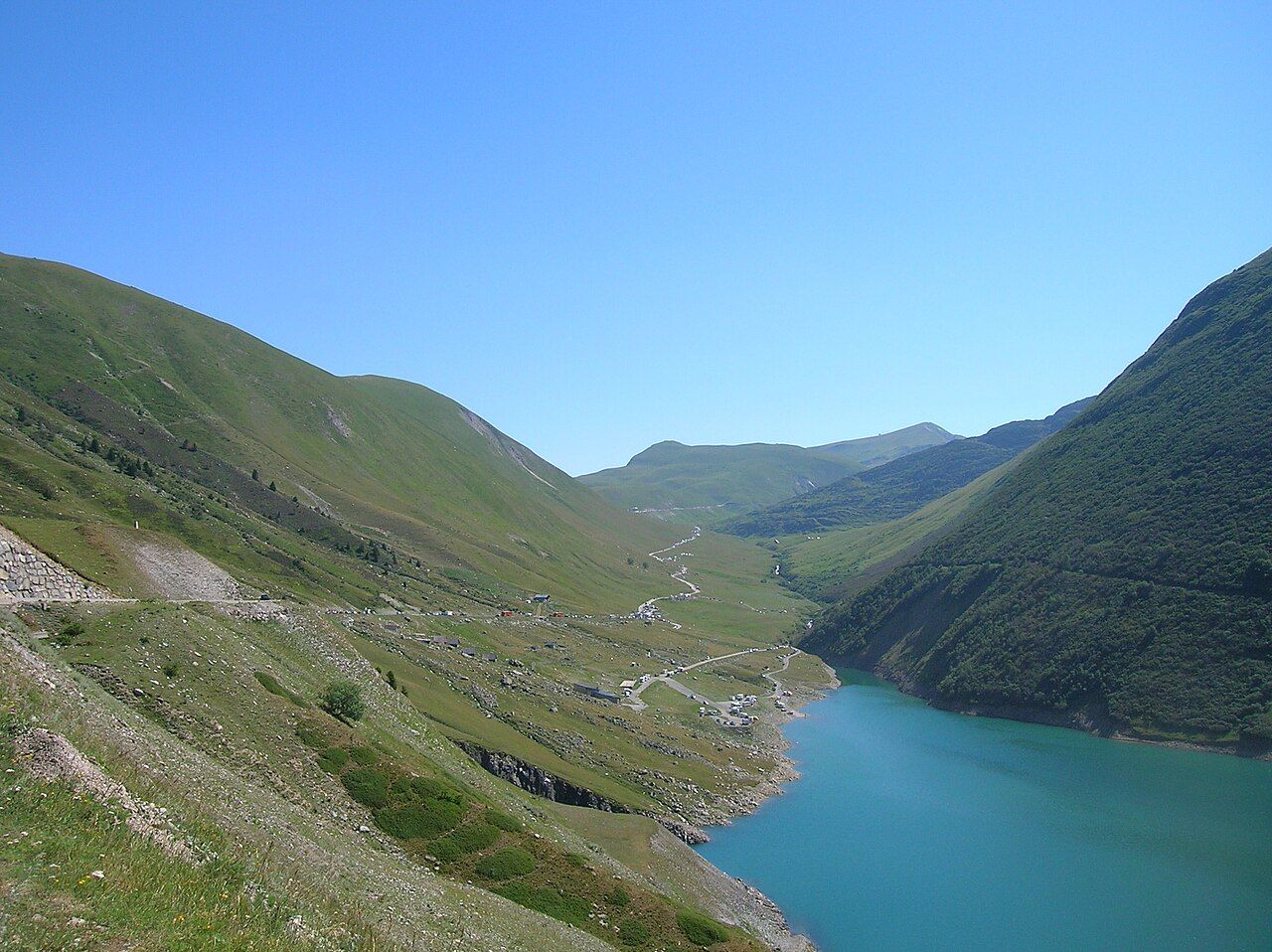 La route des cols longe le haut du lac de Grand'Maison puis serpente dans la combe d'Olle vers le Glandon et la Croix de Fer