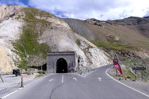 Entrée sud du tunnel du Galibier à 2 556 m, avec à droite la route qui monte vers le vrai col