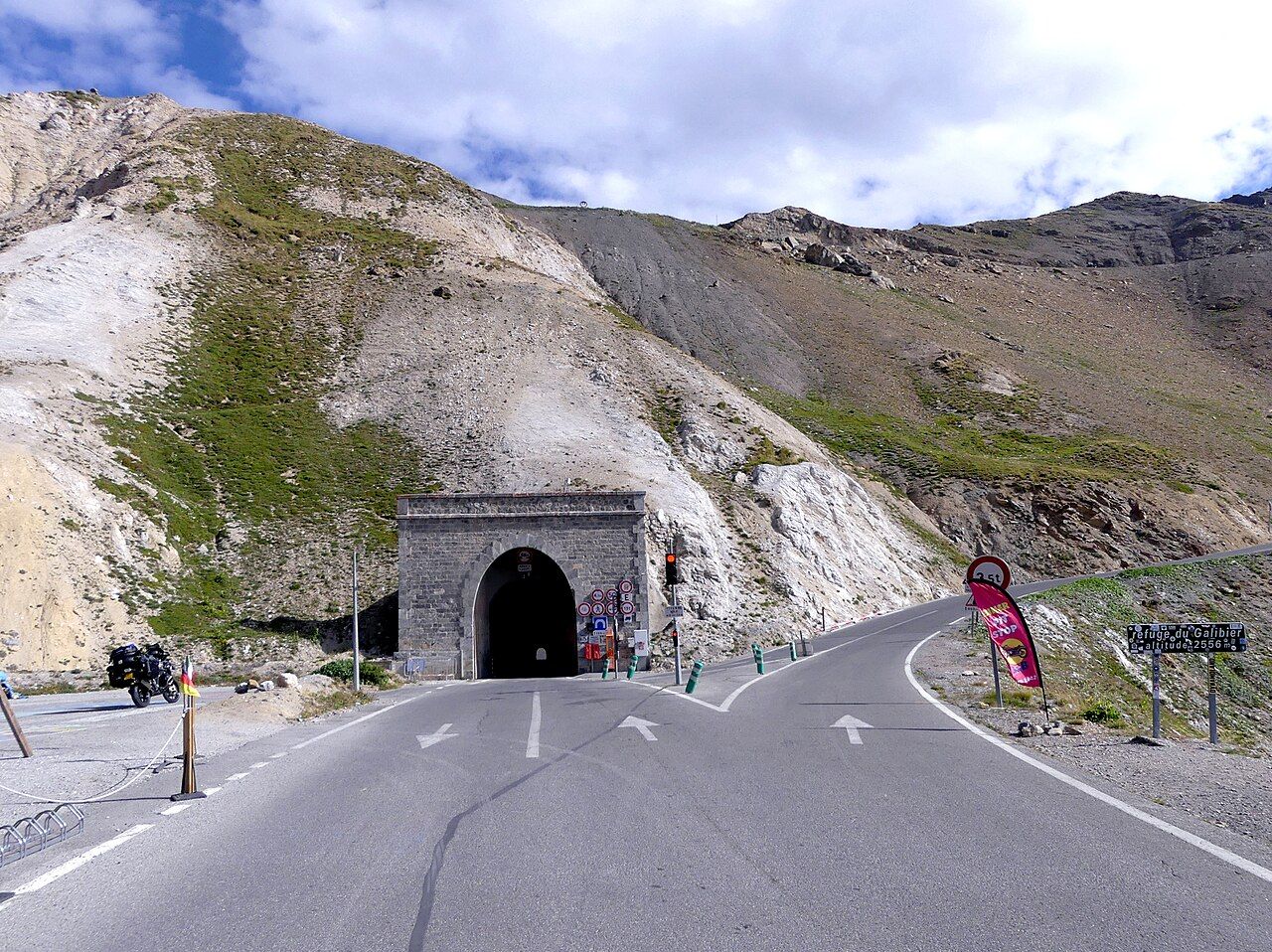 Entrée sud du tunnel du Galibier à 2 556 m, avec à droite la route qui monte vers le vrai col