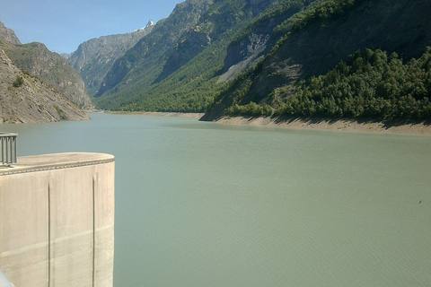 Le lac du Chambon vu depuis le barrage, là où la D213 commence à grimper vers Les 2 Alpes