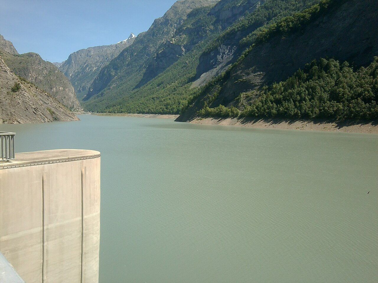 Le lac du Chambon vu depuis le barrage, là où la D213 commence à grimper vers Les 2 Alpes