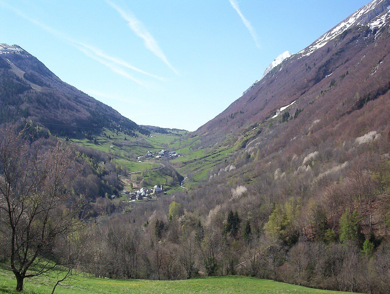 La vallée de la Lignarre au printemps, ses hameaux et la route qui monte vers le col d'Ornon